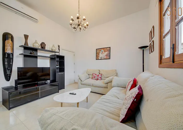 Bright Stay, Balcony Bliss & Location By 360 Estates Apartman