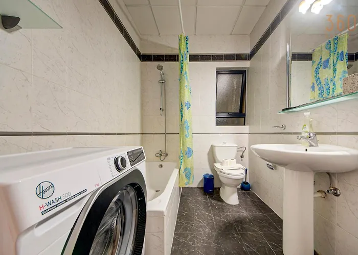 Bright Stay, Balcony Bliss & Location By 360 Estates Apartman *