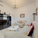 Bright Stay, Balcony Bliss & Location By 360 Estates 아파트