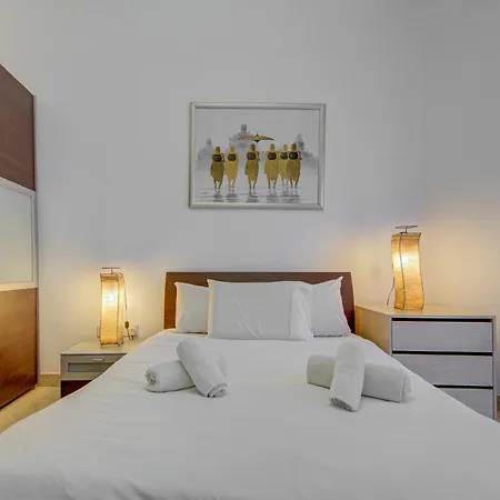 Bright Stay, Balcony Bliss & Location By 360 Estates Apartment *