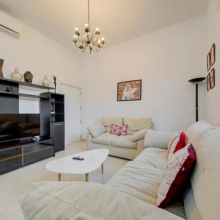 Bright Stay, Balcony Bliss & Location By 360 Estates Lejlighed
