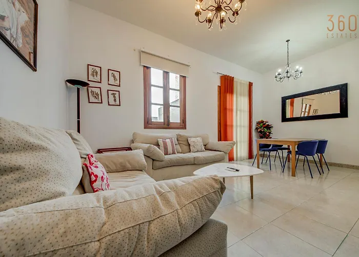 Bright Stay, Balcony Bliss & Location By 360 Estates *